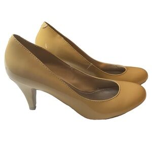 STEVE MADDEN YELLOW SLIP-ON STYLE HIGH HEELS ULLTRA LEATHER/ Size 6M